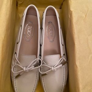 Authentic Tod’s classic loafer in white size 38EU (7.5/8US). Brand new with box.